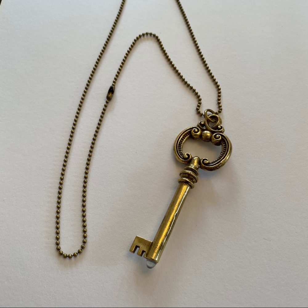Antique brass key necklace with long chain - Picture 12 of 12